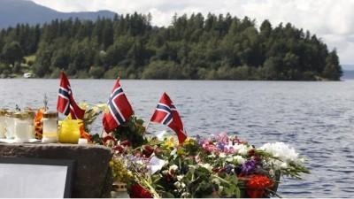 Este lunes cumple un mes que fueron asesinadas 77 personas en Noruega. Hoy se realizó una celebración para conmemorarlos.