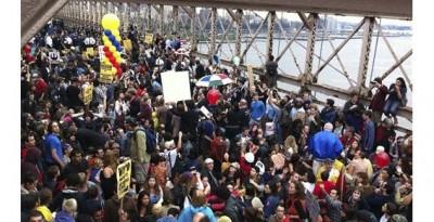 Indignados protestan en el puente de Brooklyn.