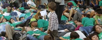 La muerte se vistió de verde en Madrid; cientos se manifiestan contra las acciones educativas del gobierno.