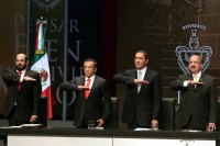 Enrique Agüera Ibáñez acompañado por el gobernador Rafael Moreno Valle.