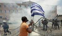 grecia-protesta-bandera-plan-austeridad