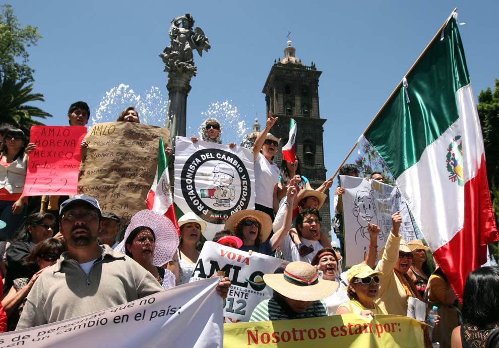 Poblanos se suman a la marcha en favor de AMLO • LADO B
