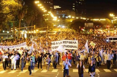 Protestas y cacerolazo en Argentina.