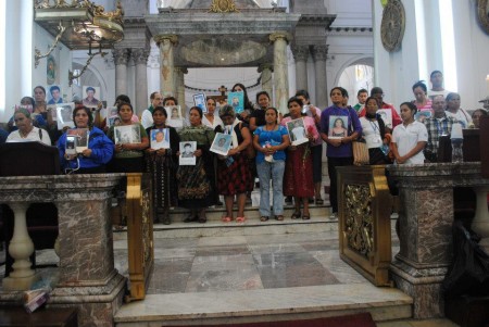 La caravana en la catedral de la ciudad de Guatemala.