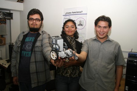 Estudiantes de la BUAp y el prototipo.