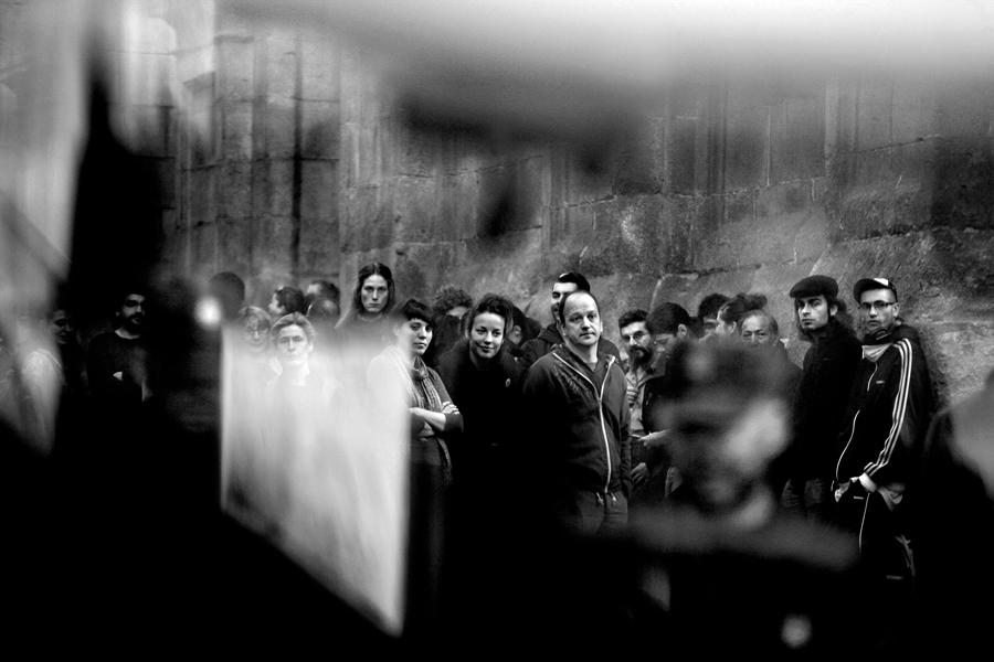 02. Decenas de vecinos del barrio de Lavapiés en Madrid protestan frente a los policías nacionales que tienen bloquedada la calle donde desalojan a las familias de Uddin y Hafiz. Uddin y Hafiz son dos inmigrantes de origen bengalí que compraron su vivienda en el año 2007 para vivir junto con sus familias y fueron desahuciados el 9 de mayo de 2012. Foto: Olmo Calvo
