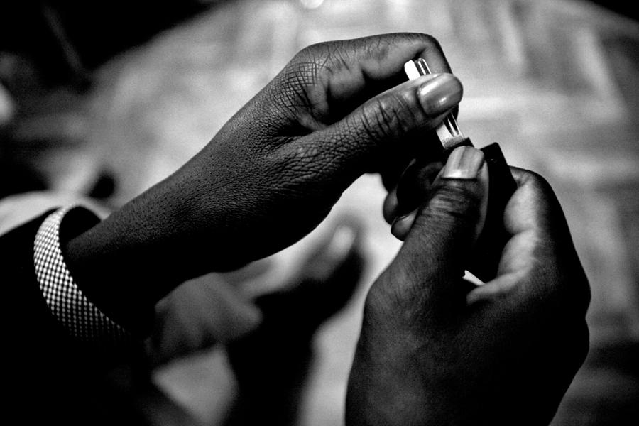 Antonio Tomás sujeta la llave de su casa horas antes de ser deshauciado. Antonio Tomás en un inmigrante originario de Guinea Bissau que llegó a España en 2006. En el años 2009 compró un piso en Leganés, Madrid, después de trabajar durante años en la construcción. Fue desahuciado el 14 de diciembre de 2011. Foto: Olmo Calvo