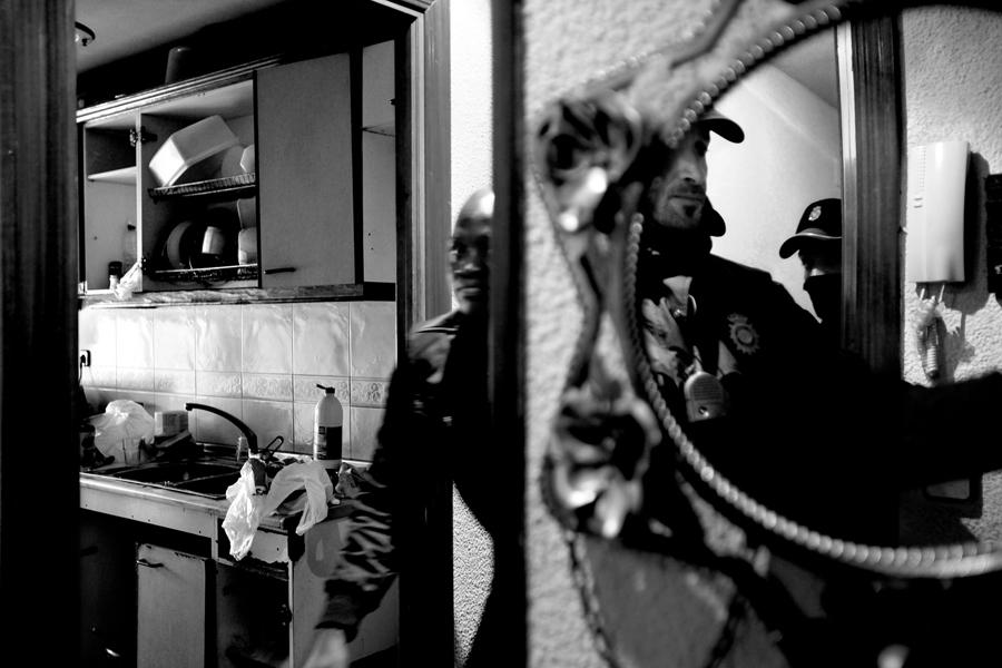 Policías nacionales entran en el interior del piso de Antonio Tomás al frente de la comisión judicial para desahuciarle. Leganés 14 de diciembre de 2011. Foto: Olmo Calvo