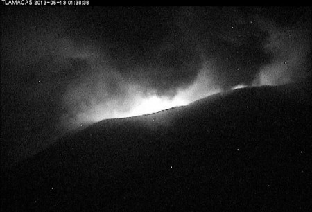 Imagen de la actividad volcánica del Popocatépetl la noche del 13 de mayo de 2013. Foto: Cenapred