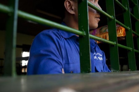 Un interno en un centro de detención de drogas dirigido por el gobierno de Vietnam. Las personas son privadas de su libertad durante años en los centros de detención de drogas de Vietnam, obligados a trabajar por poca o ninguna paga, y sufren tortura y violencia física. El Banco Mundial financió diversos servicios relacionados con el VIH en centros de detención para drogodependientes vietnamitas a través de un proyecto que concluyó en 2012. Foto tomada de hrw.org/
