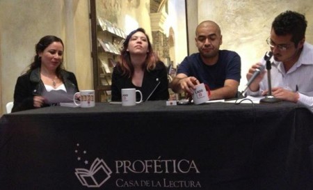 Beatrix G de Velasco, Raquel Castro, Jaime Mesa y Xavier Rosas durante la presentación del libro Ojos llenos de sombra Foto: @ladobemx