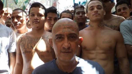 Carlos Mojica, rodeado de otros pandilleros, fotografiado en la cárcel de Cojutepequeen agosto de 2012. Los reportajes sobre el pacto secreto entre el gobierno de El Salvador y las maras para reducir la violencia fueron premiados como la mejor investigación periodística de la región. Foto: Edgardo Ayala | IPS