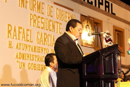 Rafael García Zamora, en su primer informe de gobierno. Foto tomada de tucoalcoman.blogspot.mx/