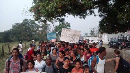 Migrantes emprenden caminata tras impedirles viajar en el tren. Foto: Ruben Figueroa