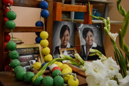 En la casa de Judith hay un cuarto grande que se convirtió en un santuario para esperar su llegada. Su foto está junto a veladoras, rosarios, flores e imágenes de la Virgen de Guadalupe y San Judas Tadeo. Al entrar, sus familiares se persignan. Foto: Marlene Martínez