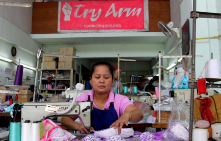 Jurapa es una de las trabajadoras de Try Arm, una “fábrica libre de esclavitud” que fabrica prendas de ropa interior en Tailandia. Foto: L. Villadiego Tomada de periodismohumano.com/