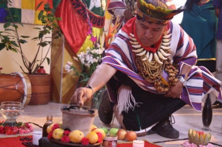 El chamán Víctor Jacanamijoy, líder espiritual del pueblo inga en un municipio del departamento colombiano de Putumayo, guía un acto en Bogotá durante la Jornada de Armonización Espiritual por la Paz de Colombia, que las autoridades indígenas convocaron el 11 de junio en todo el país, como claro mensaje electoral. Crédito: Cortesía de Tatiana Ramírez/ONIC Tomada de ipsnoticias.net/