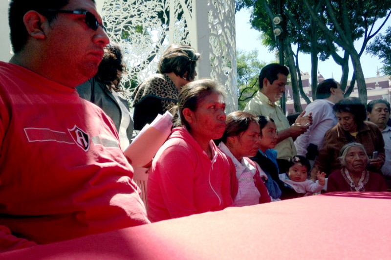 En la gráfica Hugo Jiménez Valera, Elia Tamayo y familiares de los vecinos de San Bernardino Chalchihuapan que fueron detenidos la madrugada del 18 de octubre e integrantes de la organización Los de Abajo. Foto: @earoche