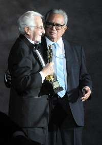Corkidi recibiendo el Ariel de Oro en 2013. En la imagen, acompañado de Ernesto Gómez Cruz, participante en varios de sus “video filmes experimentales”. Foto tomada de Cuartoscuro