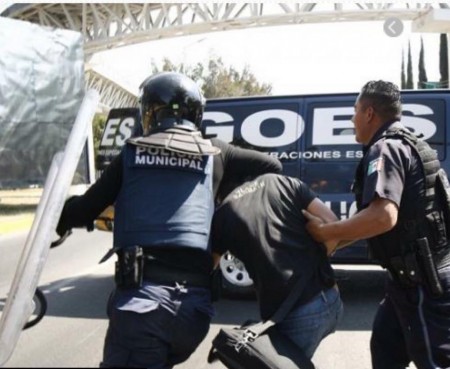 Detención de estudiante de la BUAP Foto: Tomada de redes sociales