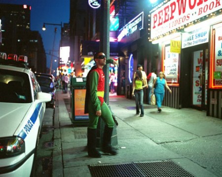 Ernesto Méndez, originario de México DF, trabaja como sexoservidor en Times Square, Nueva York. Manda 200 dólares a la semana.