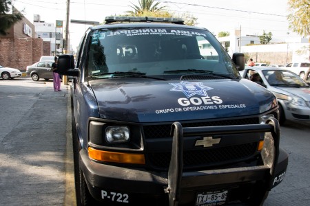 Camioneta en la que se produjeron las detenciones, estacionada afuera de PGJ Foto: Marlene Martínez