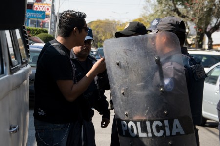 Policías intentan detener al fotógrafo Alberto Melchor Foto: Marlene Martínez