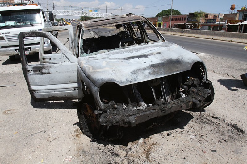 Con un saldo preliminar de afectaciones en 19 municipios tras 29 bloqueos, cuatro enfrentamientos, 7 muertos, 15 detenidos, 15 heridos, 11 bancos y una caja popular incendiados, un helicoptero de la SEDENA derribado, además de 16 gasolineras siniestradas, transcurrio estre primero de mayo como reacción al Operativo Jalisco desplegado por el gobierno federal, dijo el gobernador del estado Aristóteles Sandoval. Foto Arturo Campos Cedillo | RACCImágenes