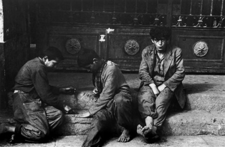 Children living around the Mapocho river and sleeping under bridges.