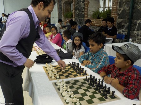 Exhibición de partidas simultáneas con 18 niños. Foto: Diana Magaña