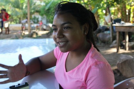 Cinthia Padilla, la adolescente de 16 años que ha revolucionado con la tecnología a la aldea de Plan Grande, sobre la costa atlántica de Honduras, donde enseña a sus pobladores a usar los programas básicos de computación e impulsa una plataforma por Internet para prevenir los embarazos tempranos │ Foto: Thelma Mejía │ IPS