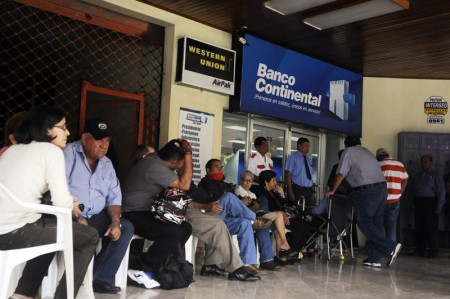 La liquidación forzosa del Banco Continental generó preocupación entre sus clientes por el destino de sus ahorros. Foto: EFE │Gustavo Amador │Confidencial