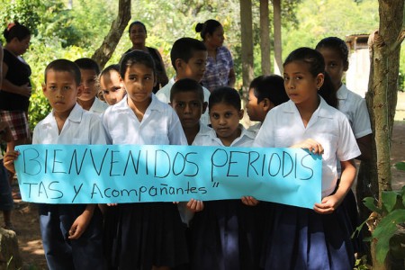 Estudiantes del caserío de Punta Frijol, en el norte costero de Honduras dan la bienvenida a IPS, al llegar a la remota zona a conocer su experiencia de poner en marcha una plataforma de educación por Internet, destinada a prevenir el embarazo en adolescentes. Al fondo, a la derecha, su maestra, Julissa Esther Pacheco. Foto: Thelma Mejía│IPS