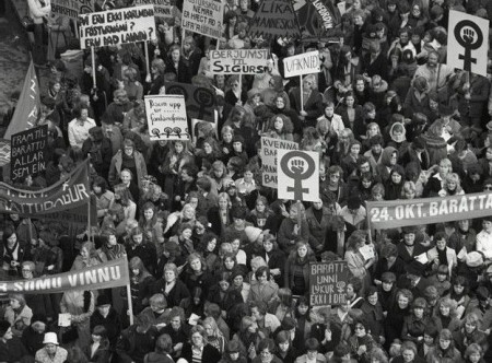 Más de 25.000 mujeres salieron a las calles de Reikiavik. Paralizaron el país por completo, y los bancos, escuelas y tiendas tuvieron que cerrar.