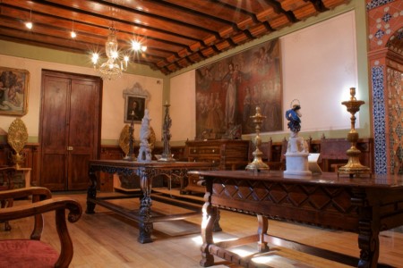 Foto de archivo del Gobierno del estado. Al fondo se aprecia el cuadro del Patrocinio de la Virgen a las mujeres de la familia Munuera. Tomada de todopuebla.com