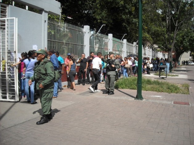 Una larga fila ante un centro de votación del oeste de Caracas, el domingo 6, en un barrio que habitualmente ha votado a los candidatos del gobernante Partido Socialista Unido de Venezuela y donde en los comicios legislativos ganó por amplia mayoría la oposición │ Foto: IPS Noticias