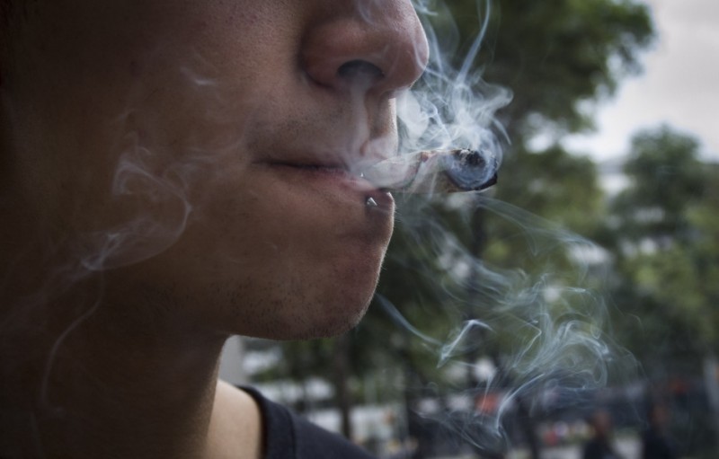 MÉXICO, D.F., 16SEPTIEMBRE2015.- Un pequeño grupo de jóvenes fumó mariguana en la plaza Luis Pasteur, frente al Senado de la República, en demanda de la legalización del canabis.  FOTO: ISAAC ESQUIVEL /CUARTOSCURO.COM