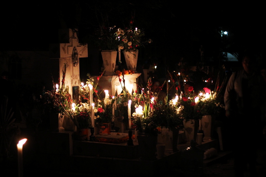 Velación en panteón de Ixcaquixtla. Foto: Leo Herrera
