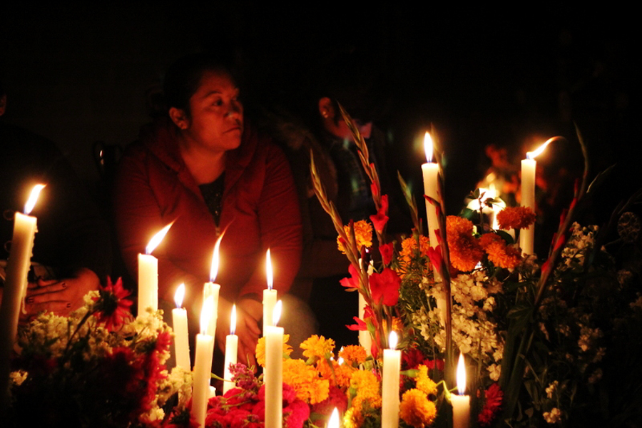 Velación en panteón de Nativitas. Foto: Leo Herrera
