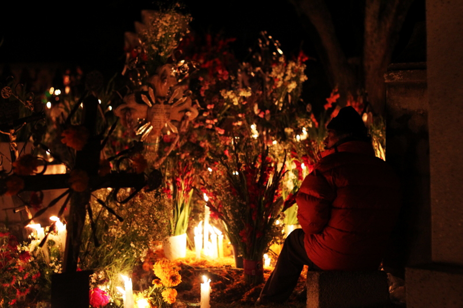 Velación en panteón de Nativitas. Foto: Leo Herrera