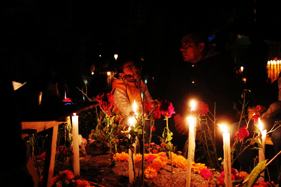 Velación en panteón de Nativitas. Foto: Leo Herrera