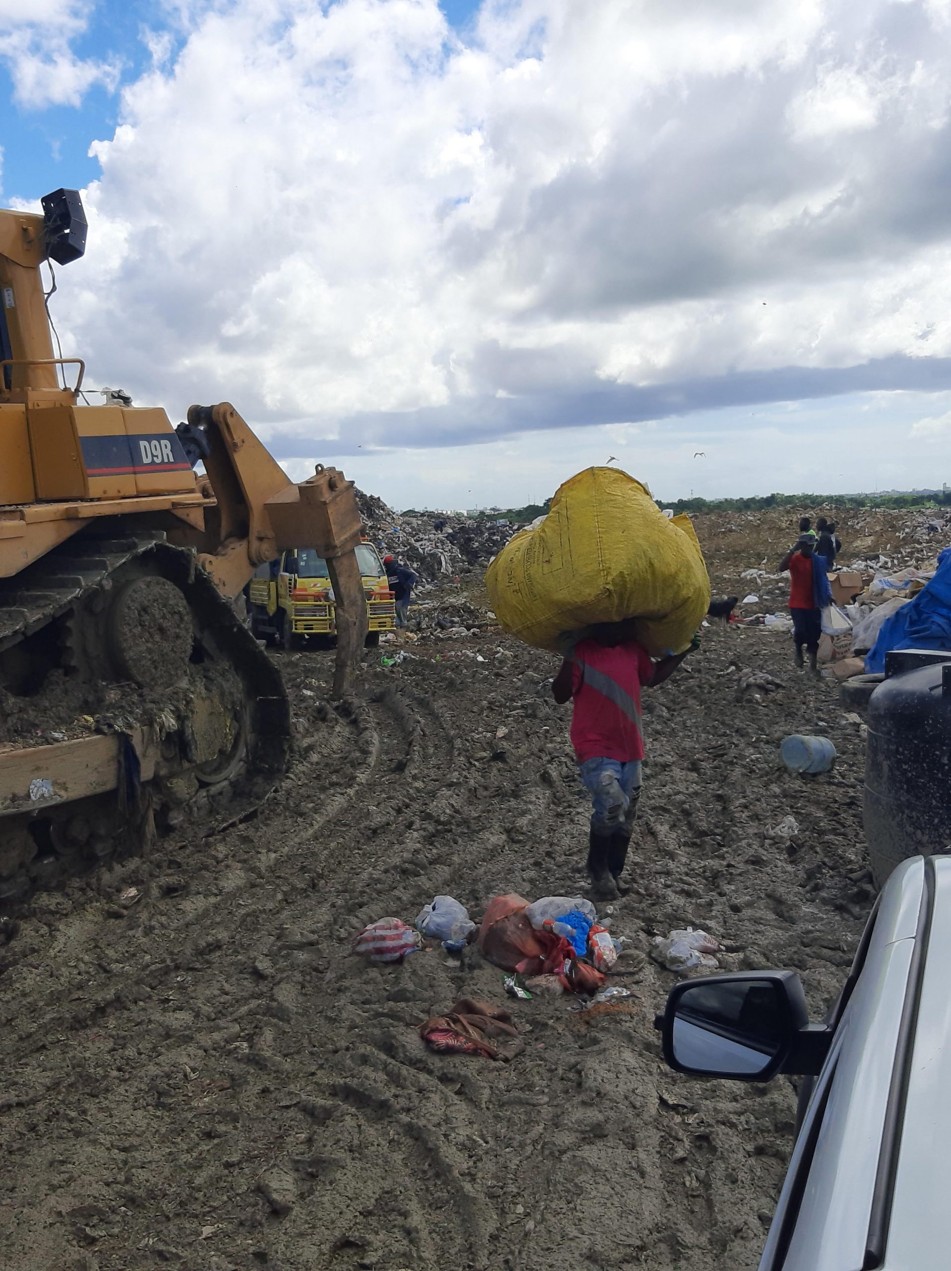 La mayoría de recolectores de residuos sólidos en República Dominicana son inmigrantes indocumentados de Haití o dominicanos sin papeles de identidad