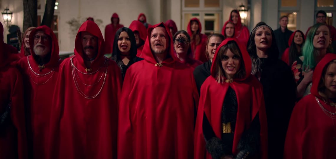 Satanic Panic (2019), película sobre una repartidora que debe enfrentar a un culto satánico que quiere sacrificarla