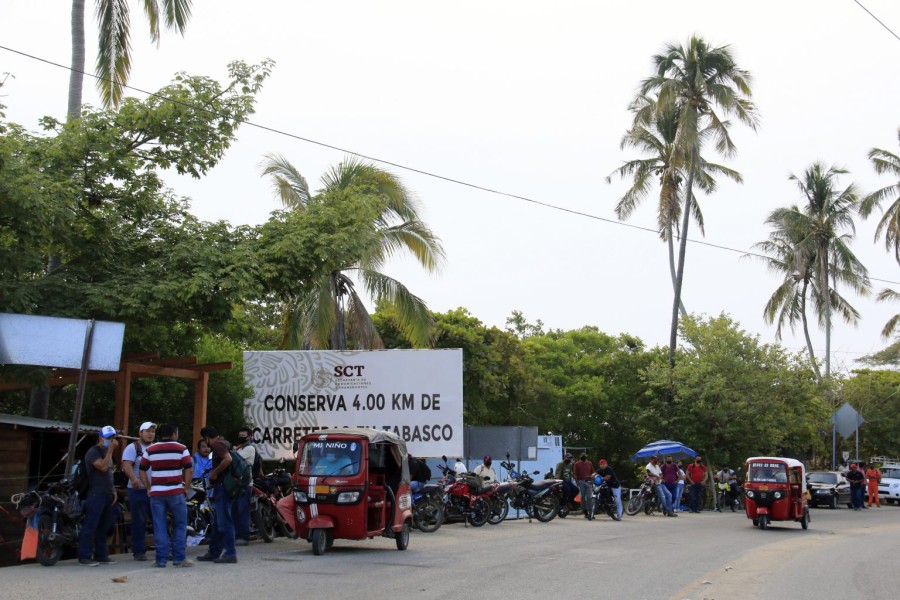 Personas desempleadas que esperan un empleo en Dos Bocas, refinería