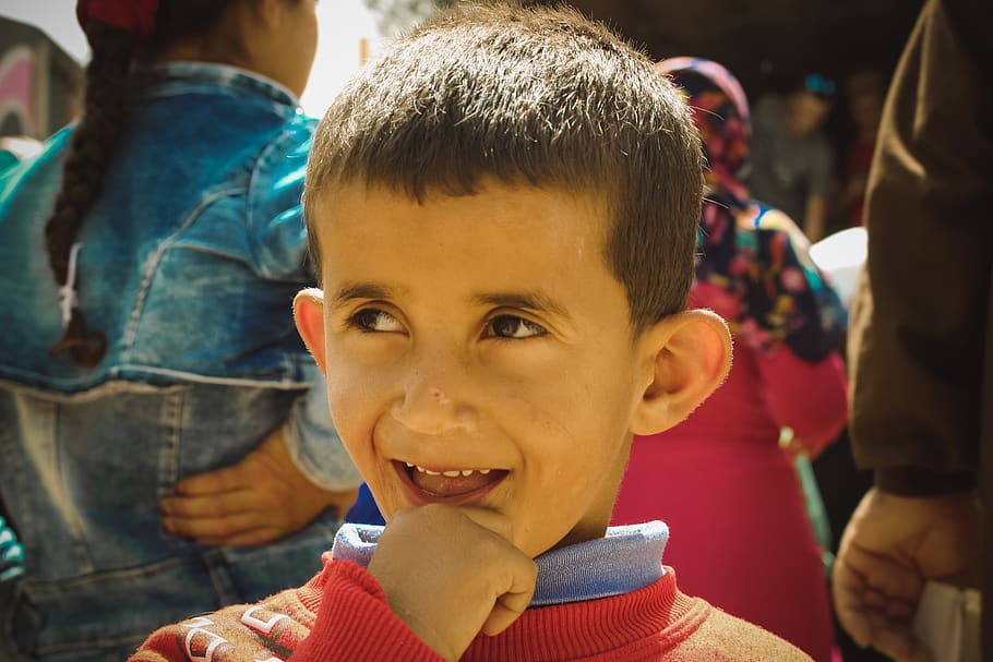 En Líbano, personal humanitario de la ONU entrega ayuda a familias afectadas por la explosión