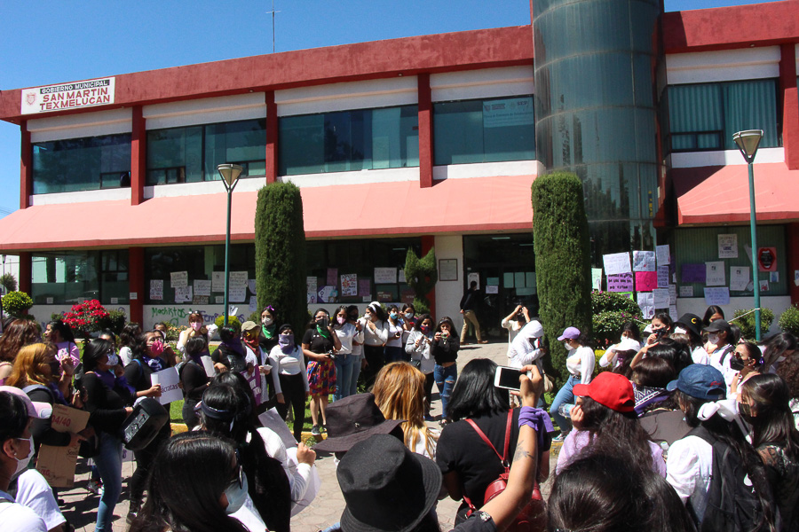 Marchan mujeres de San Martín Texmelucan