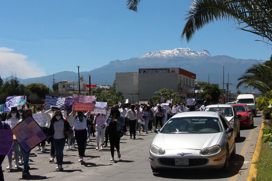Marchan mujeres de San Martín Texmelucan