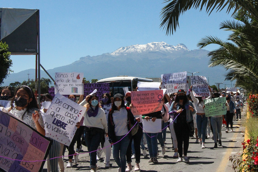 Marchan mujeres de San Martín Texmelucan