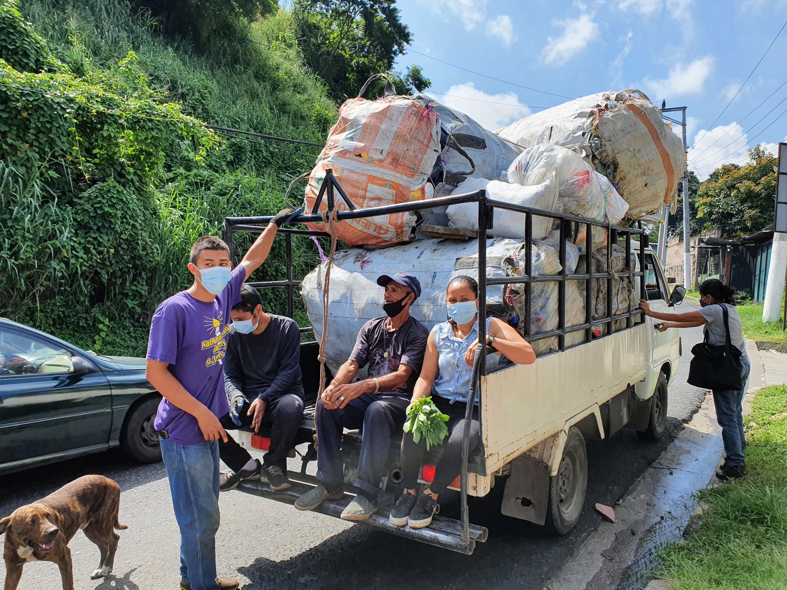 El reciclaje en El Salvador: trabajo para unos, ganancias para otros