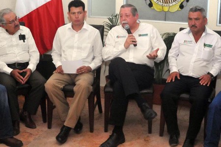 Morena, PT y Verde Ecologista candidatean al expriista Tomás Gloria Requena, quien fue señalado por Los Zetas de cooperar con fosas clandestinas